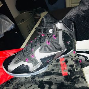 LeBron shoes great condition 10/10 firm price